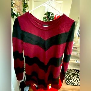Comfortable unisex sweater with red and black stripes for the cold season.